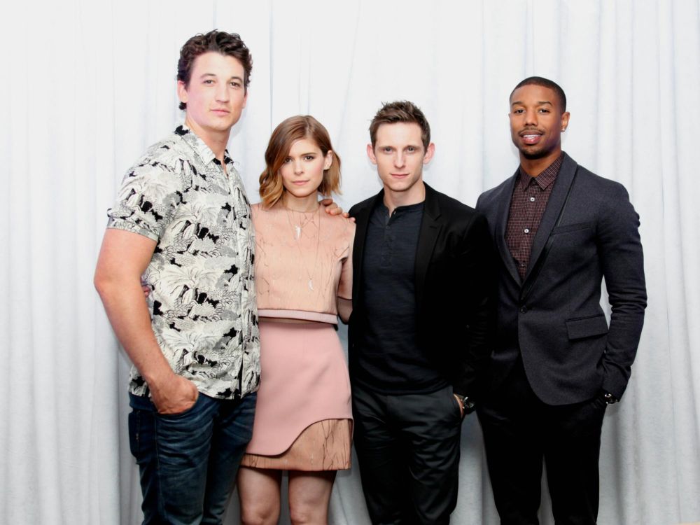 Hombre de Traje Negro de Pie Junto a Una Mujer Con Vestido Floral Blanco. Wallpaper in 2048x1536 Resolution