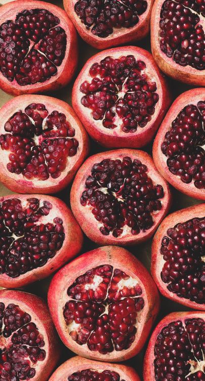 Fruits Rouges Sur Plaque en Céramique Blanche. Wallpaper in 3246x6000 Resolution