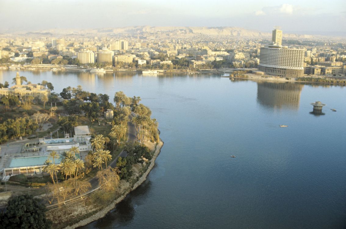 Vue Aérienne Des Bâtiments de la Ville et de la Rivière Pendant la Journée. Wallpaper in 3092x2044 Resolution