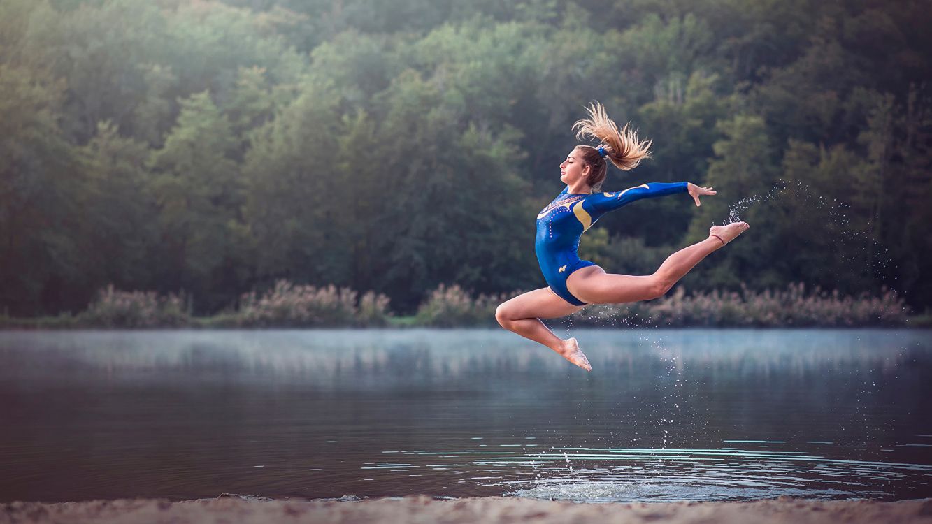 Fond D Ecran Gymnastique Artistique Feminine Les Fonds D'écran Femme en Maillot de Bain Une Pièce Bleu Sautant Sur  L&#39;eau Pendant la Journée, Les Images et Les Photos Gratuits