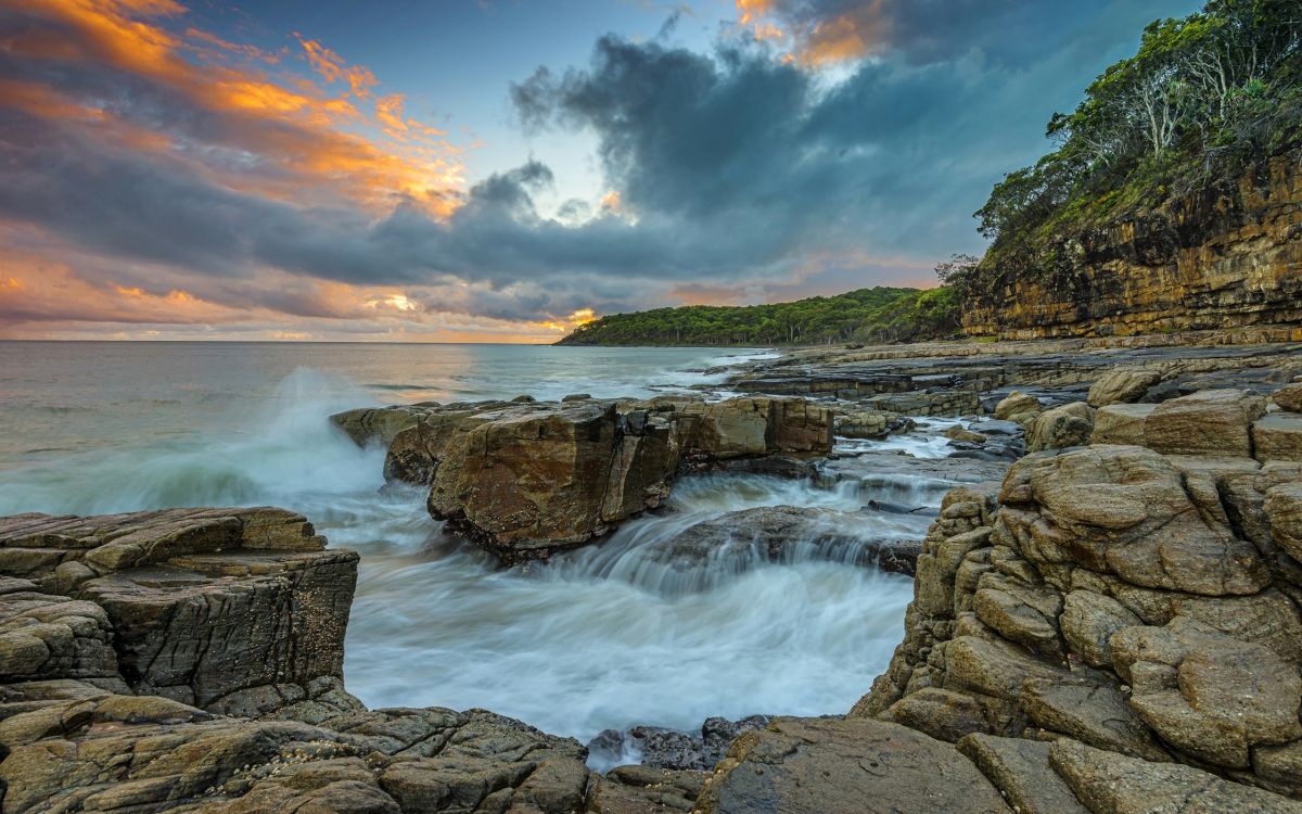 L'eau Tombe Sous un Ciel Nuageux Pendant la Journée. Wallpaper in 2560x1600 Resolution