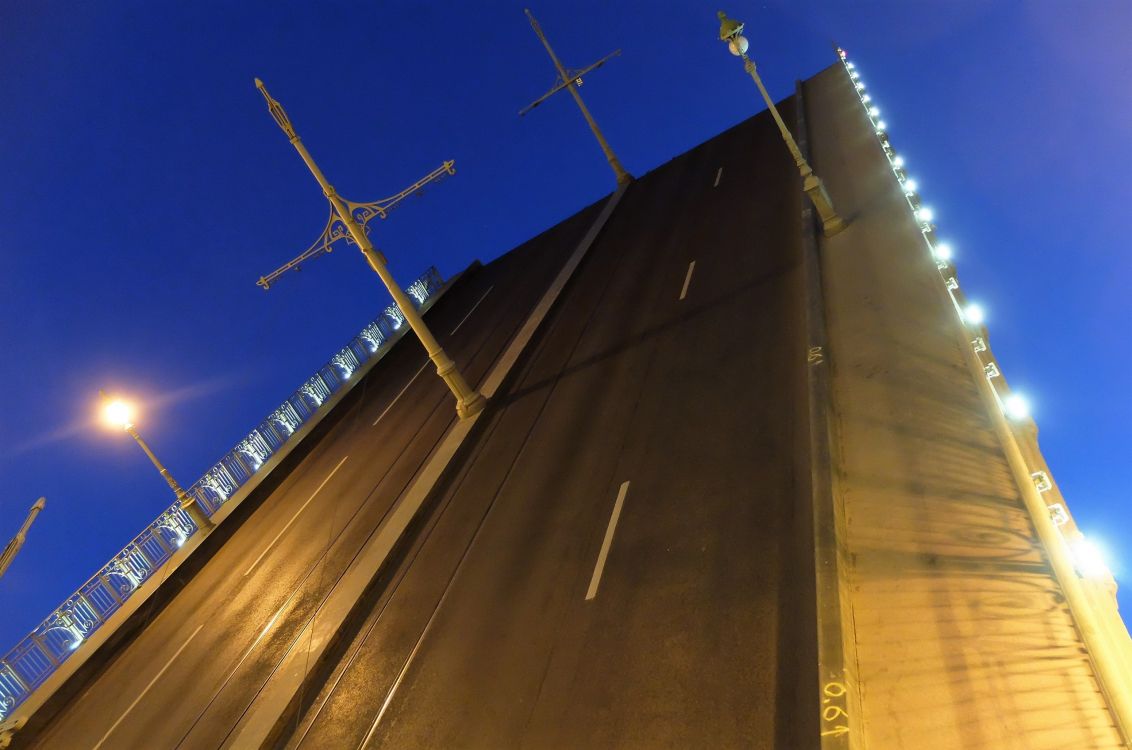 Pont en Béton Gris Sous Ciel Bleu Pendant la Journée. Wallpaper in 2560x1695 Resolution
