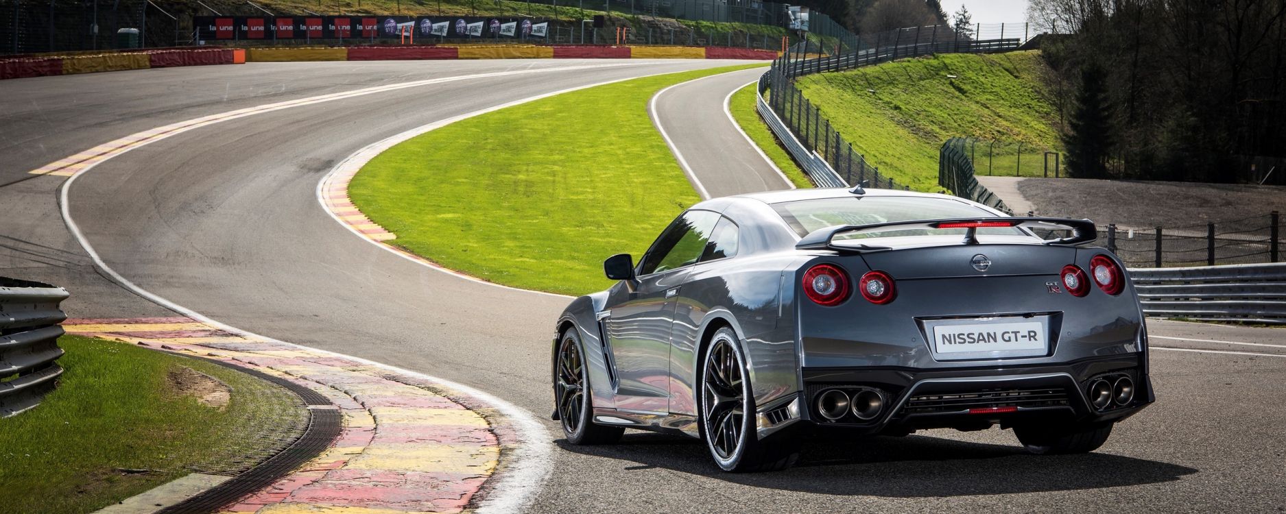 Porsche 911 Noire Sur Route Pendant la Journée. Wallpaper in 2560x1024 Resolution