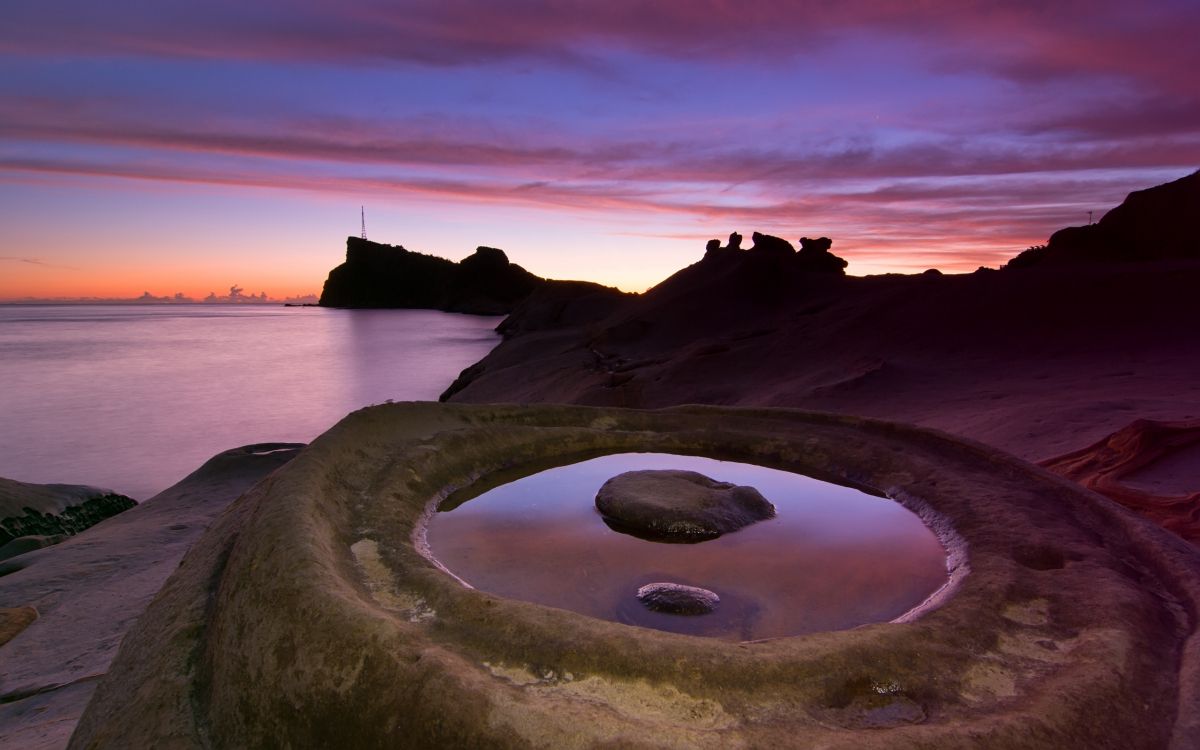 Schwarze Felsformation am Gewässer Tagsüber On. Wallpaper in 2560x1600 Resolution