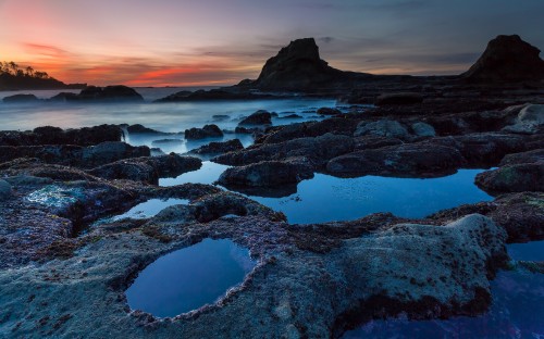 Image rocky shore under cloudy sky during daytime
