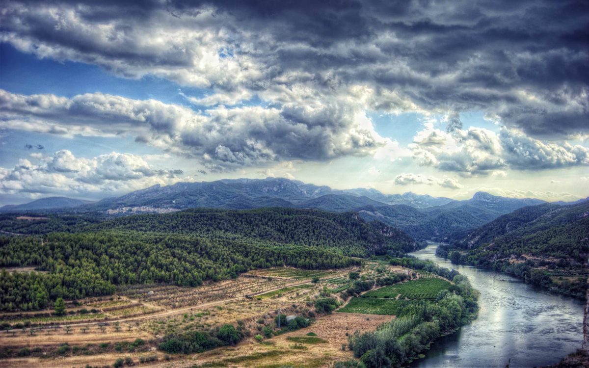 Grüne Wiese in Der Nähe Des Berges Unter Weißen Wolken Tagsüber Clouds. Wallpaper in 2560x1600 Resolution