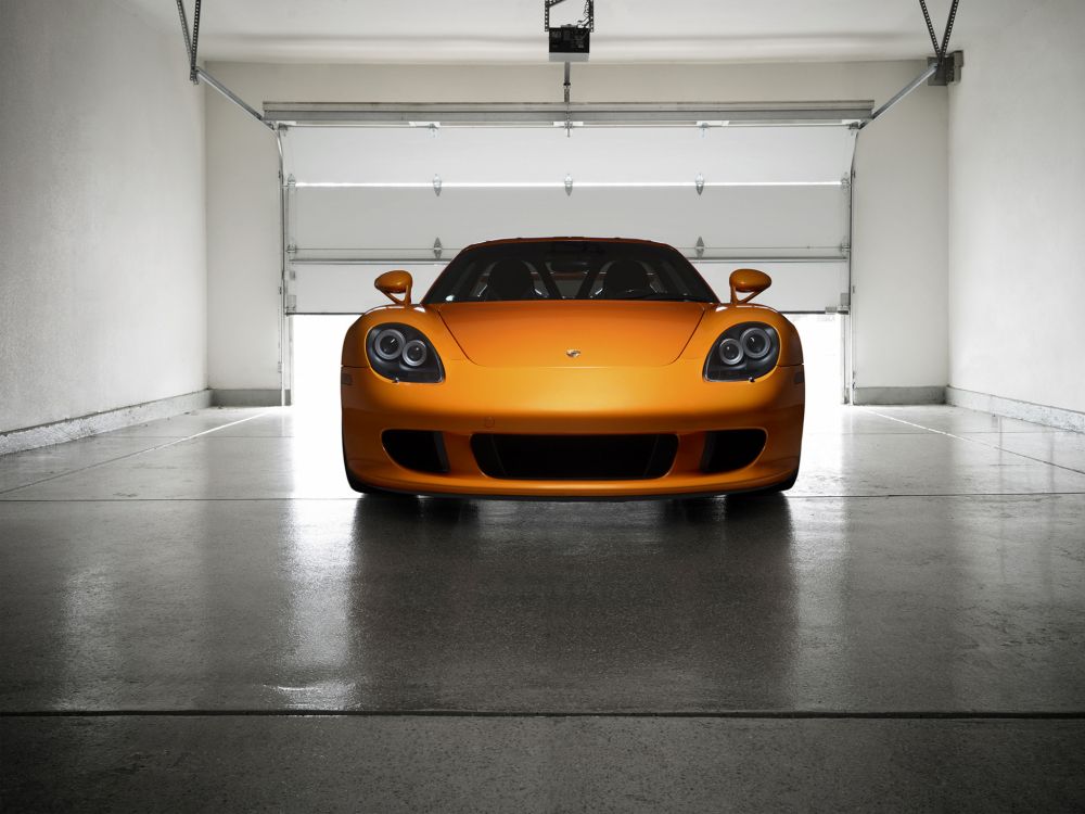 Orange Ferrari 458 Italia in Einem Weißen Raum Geparkt. Wallpaper in 2048x1536 Resolution