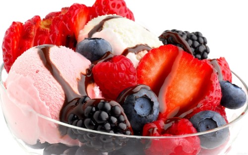 Image sliced strawberry and blueberry in clear glass bowl