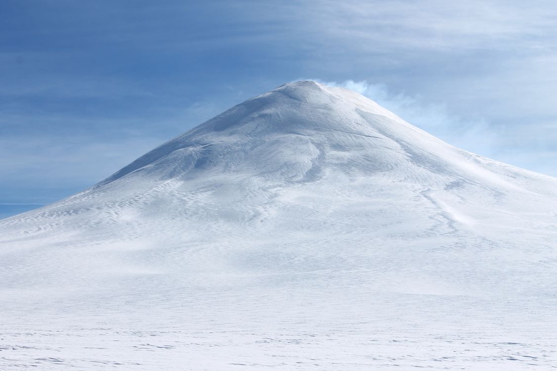 Montaña Cubierta de Nieve Blanca Bajo un Cielo Azul Durante el Día. Wallpaper in 3088x2056 Resolution