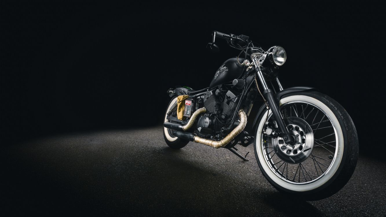 Motocicleta Cruiser Negra y Plateada. Wallpaper in 2560x1440 Resolution