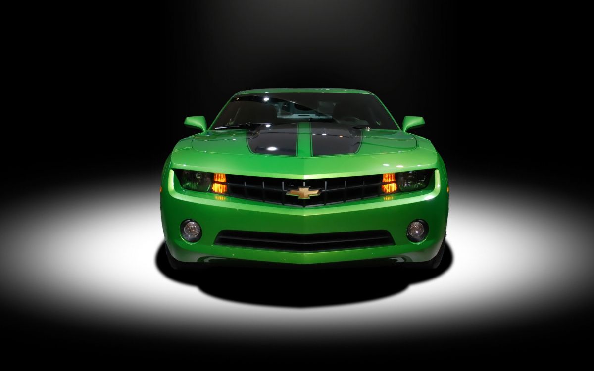 Chevrolet Camaro Verde en Una Habitación Oscura. Wallpaper in 2560x1600 Resolution