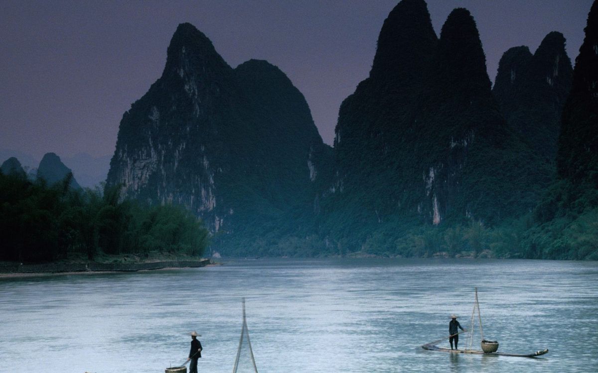 Hombre Con Camisa Negra y Pantalón Negro de Pie en el Barco en el Mar Durante el Día. Wallpaper in 2560x1600 Resolution