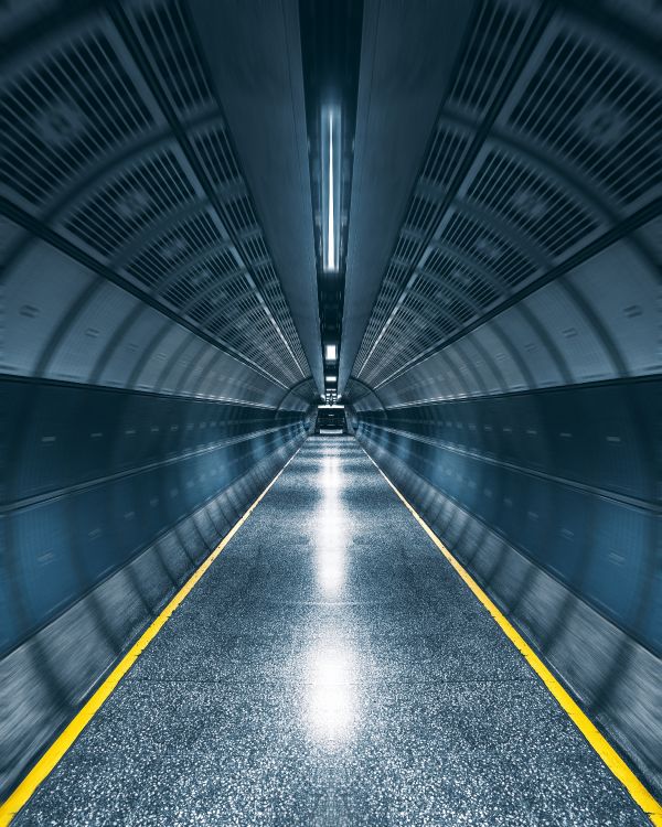 Grauer Und Gelber Straßentunnel. Wallpaper in 4541x5676 Resolution