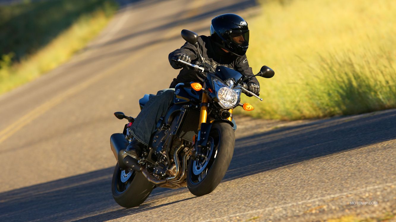 Hombre de Chaqueta Negra Montando en Motocicleta Negra en la Carretera Durante el Día. Wallpaper in 3840x2160 Resolution