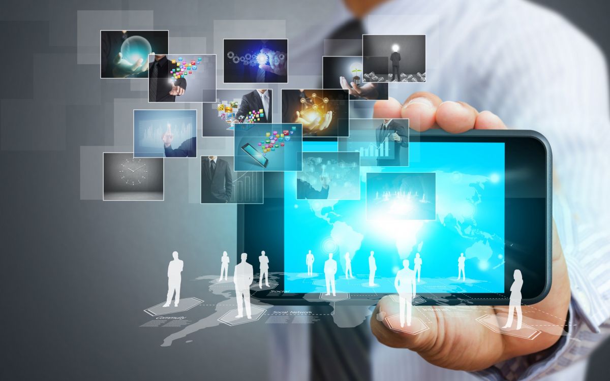 Persona Sosteniendo Una Botella de Plástico Blanco. Wallpaper in 2880x1800 Resolution