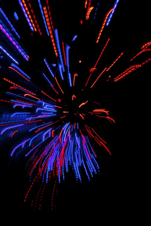 Rotes Und Blaues Feuerwerk. Wallpaper in 2592x3872 Resolution