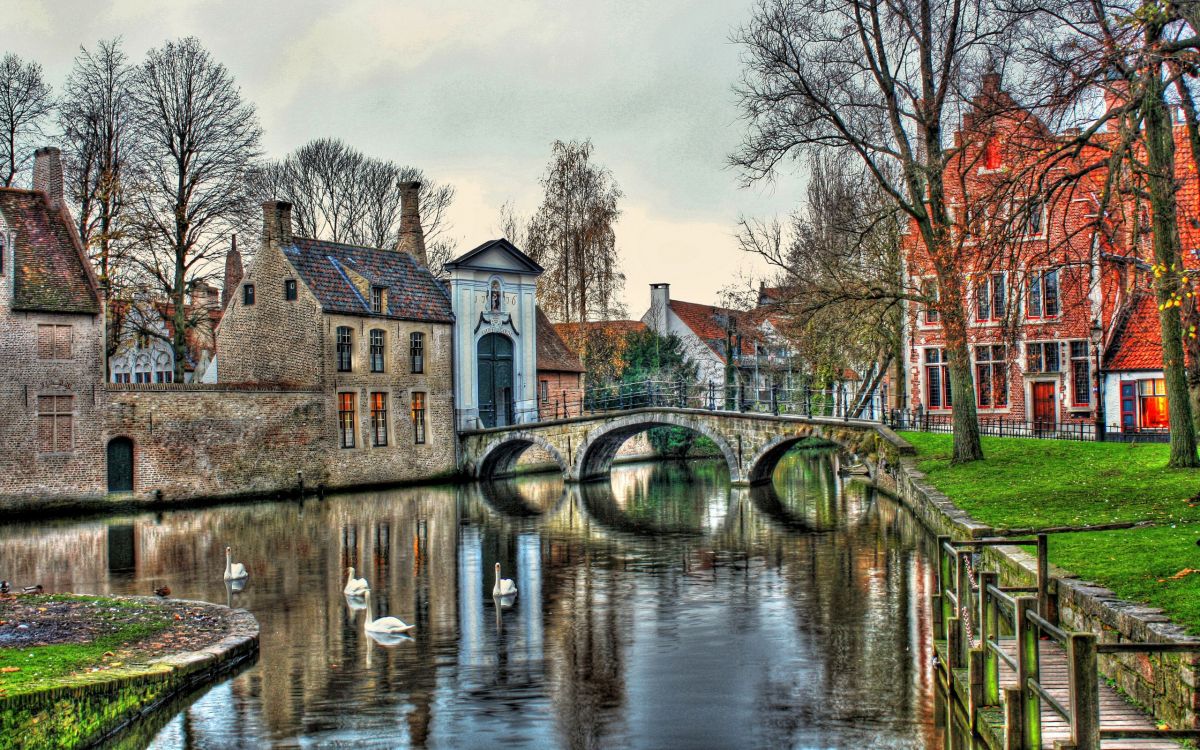 Braunes Betongebäude in Der Nähe Eines Gewässers Tagsüber. Wallpaper in 2560x1600 Resolution