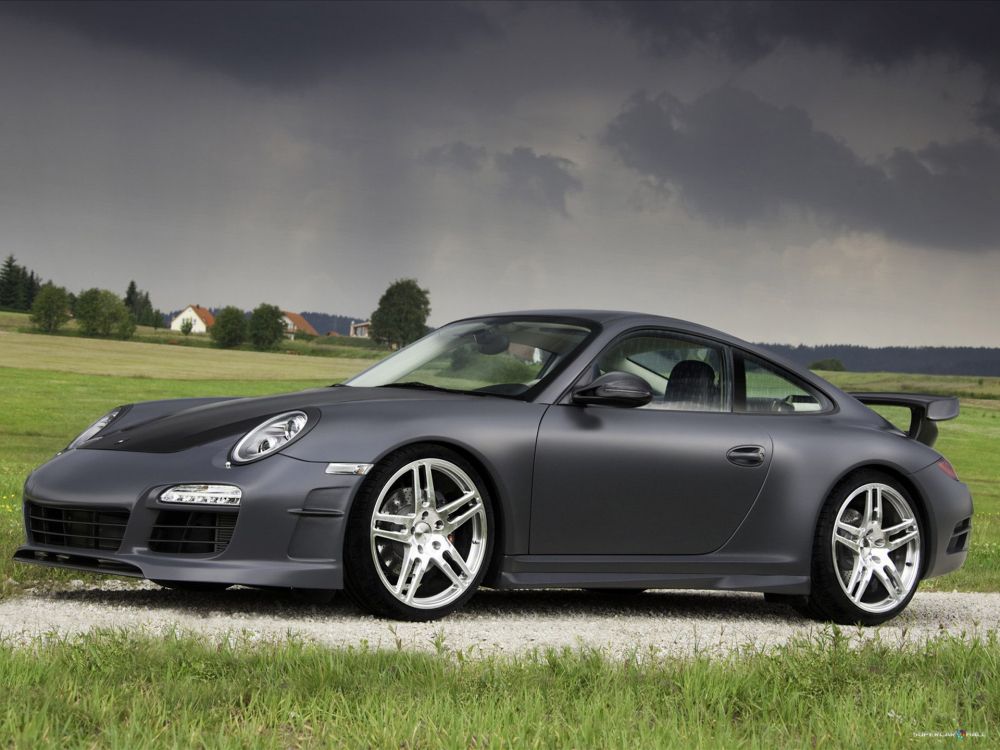 Schwarzer Porsche 911 Unterwegs Unter Blauem Himmel. Wallpaper in 1920x1440 Resolution