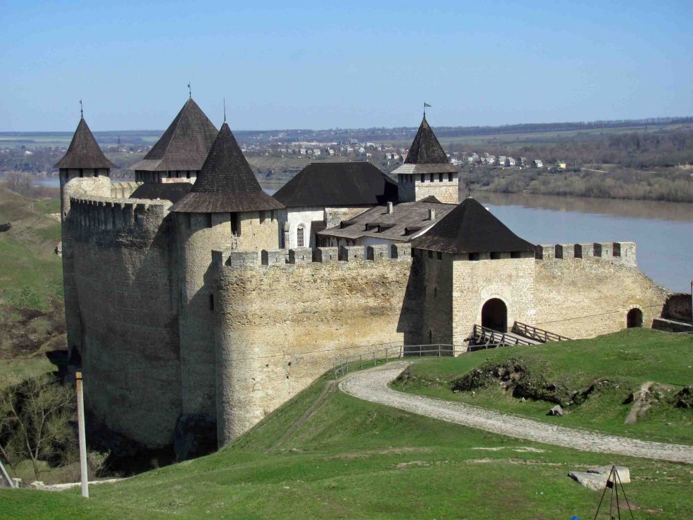 Bâtiment en Béton Gris Sur Terrain D'herbe Verte Pendant la Journée. Wallpaper in 2816x2112 Resolution