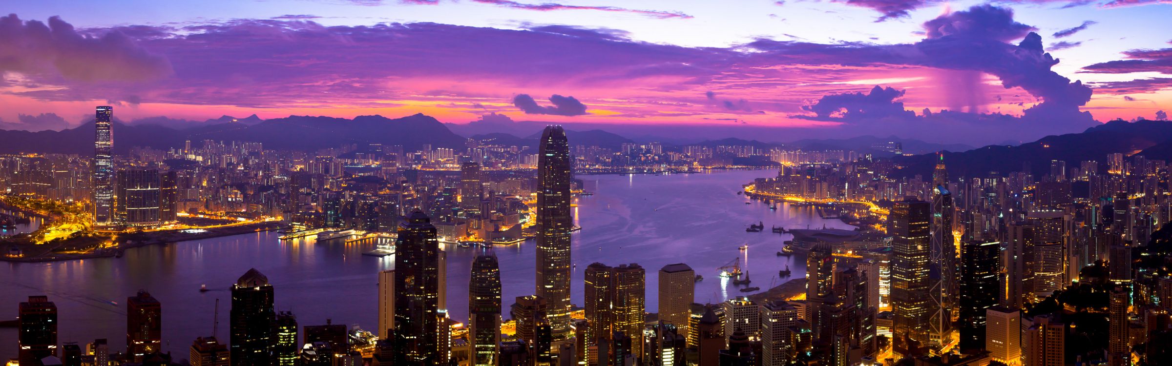 Horizonte de la Ciudad Durante la Noche. Wallpaper in 3840x1200 Resolution