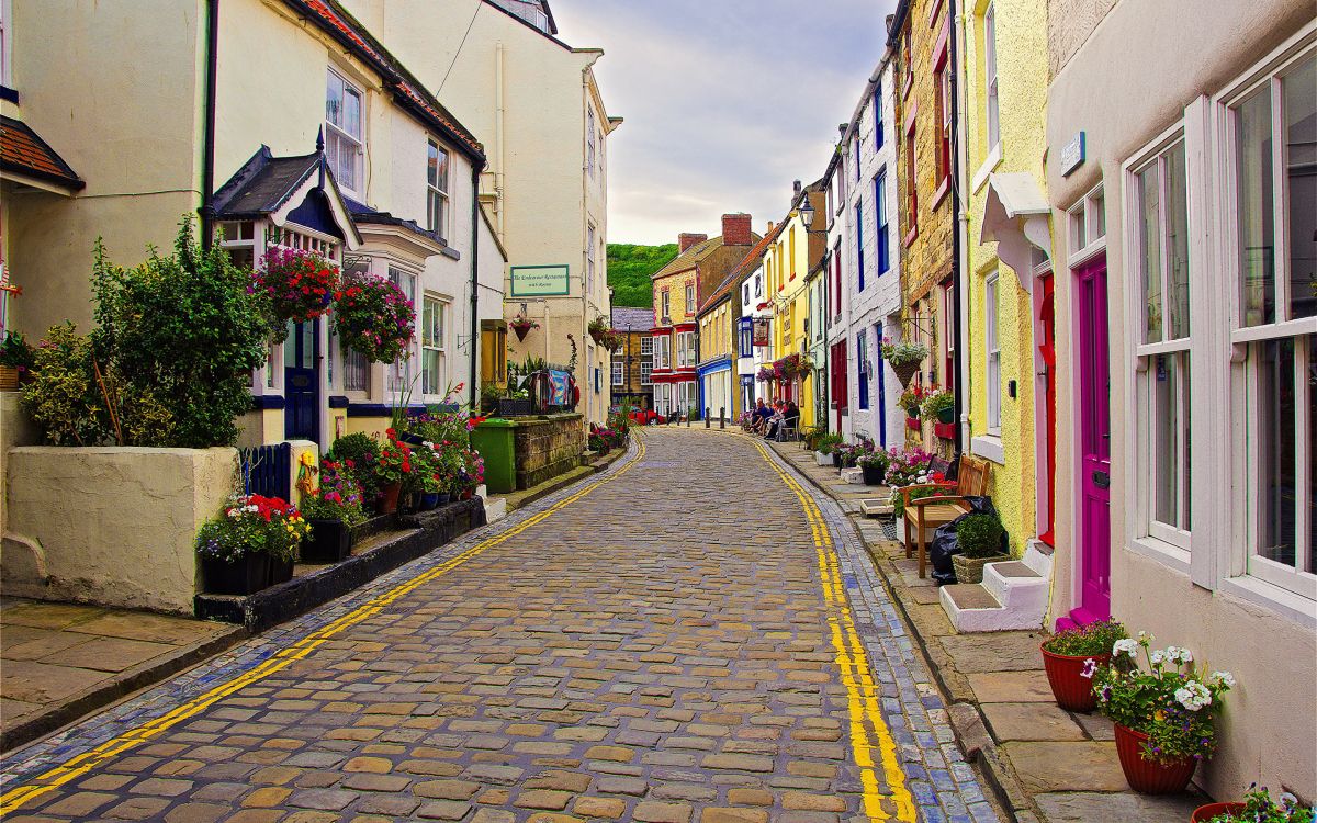 Graue Betonstraße Zwischen Den Häusern Tagsüber. Wallpaper in 2880x1800 Resolution