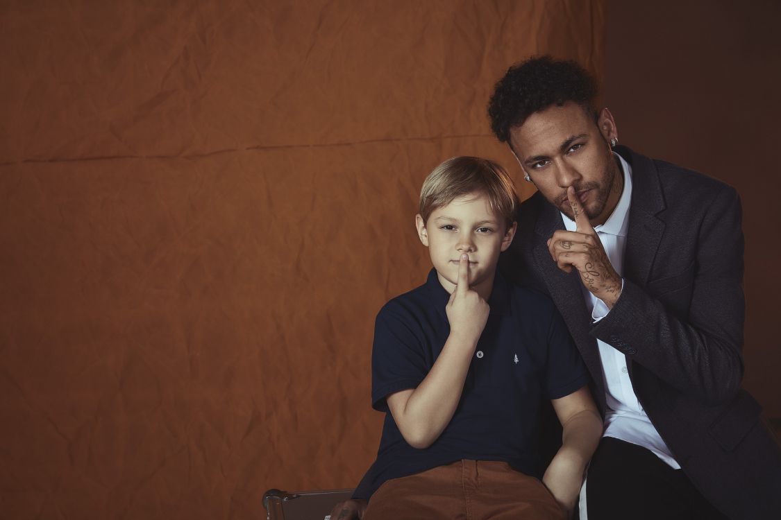 Mann im Schwarzen T-Shirt Mit Rundhalsausschnitt Sitzt Auf Schwarzem Stuhl. Wallpaper in 3000x2000 Resolution