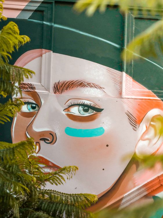 Mujer Con Ojos Verdes Pintando. Wallpaper in 3360x4480 Resolution