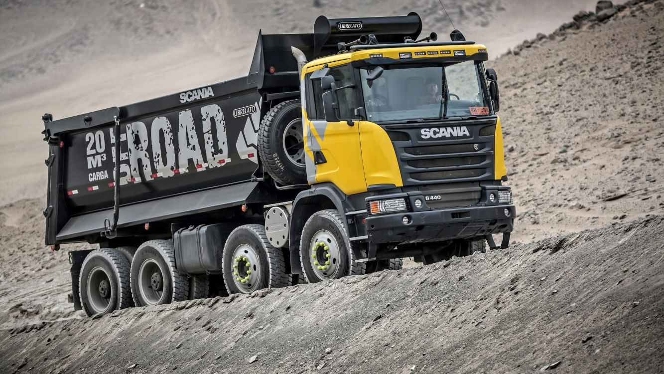 Camion Noir et Jaune Sur Sable Gris Pendant la Journée. Wallpaper in 3840x2160 Resolution