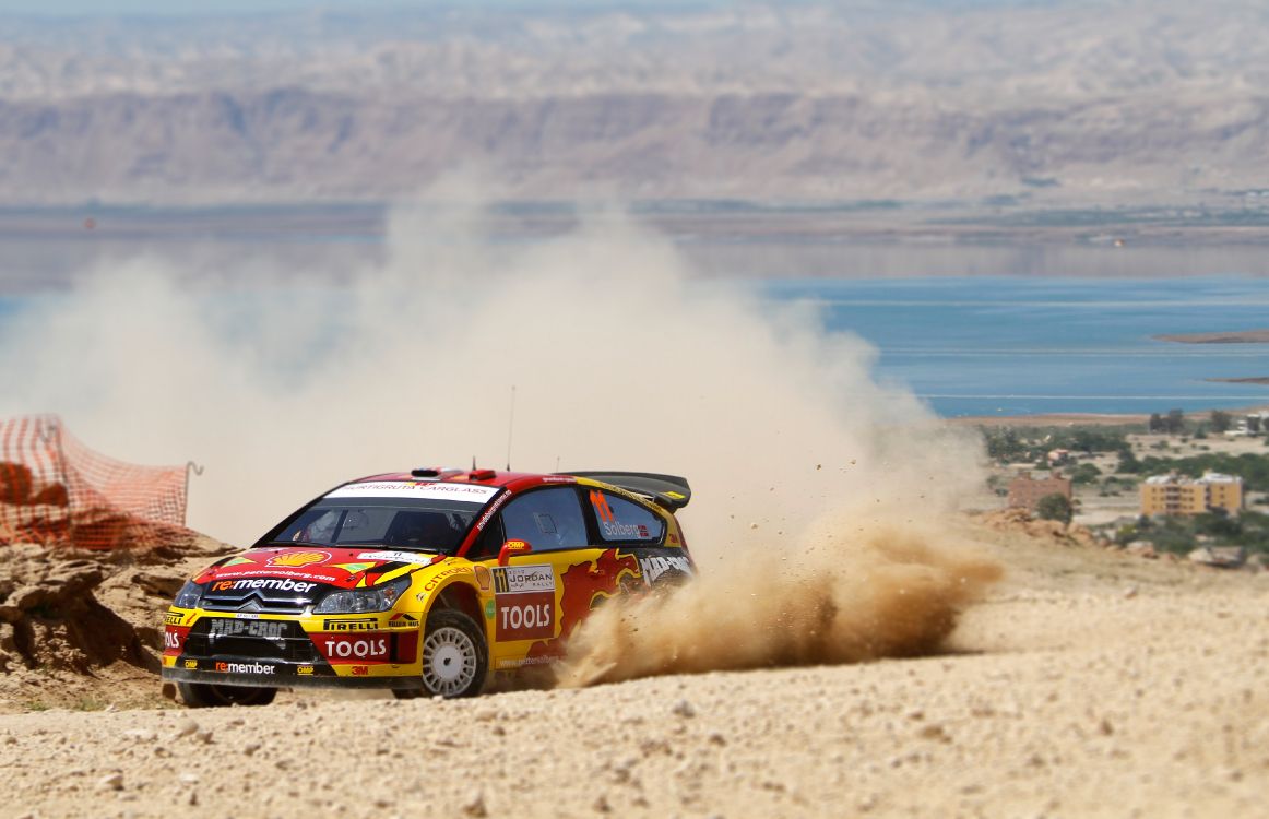 Chevrolet Camaro Rouge et Blanc Sur la Plage Pendant la Journée. Wallpaper in 4104x2648 Resolution