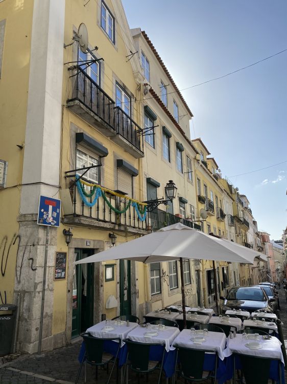 Apartamento, Inmueble, Turismo, Ventana, Barrio. Wallpaper in 1536x2048 Resolution