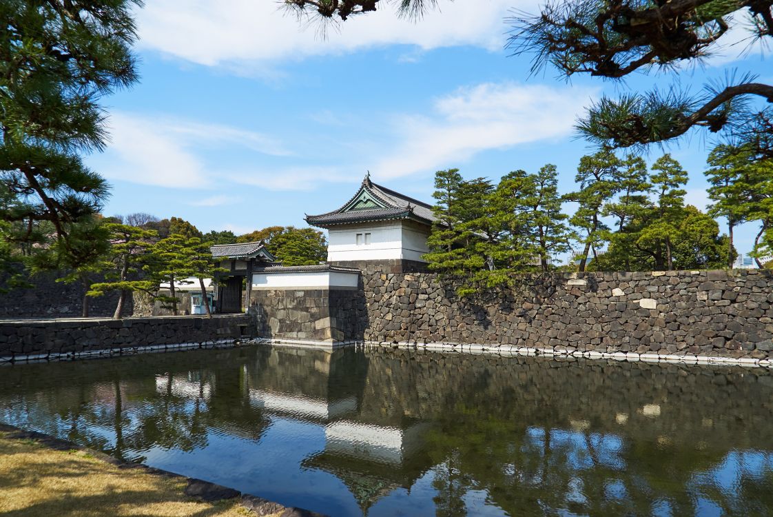 Casa Blanca y Negra Cerca Del Cuerpo de Agua Bajo un Cielo Azul Durante el Día. Wallpaper in 3000x2004 Resolution