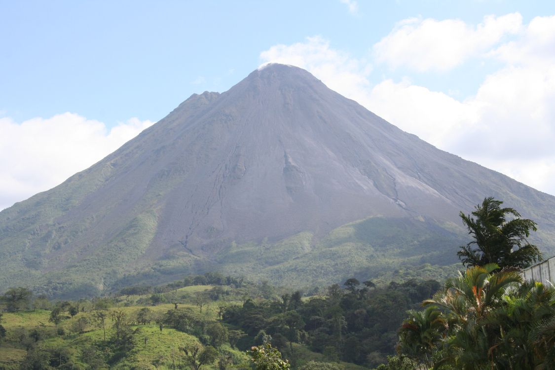 Tagsüber Grüner Und Brauner Berg Unter Blauem Himmel. Wallpaper in 3456x2304 Resolution