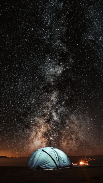 Image white dome tent under starry night