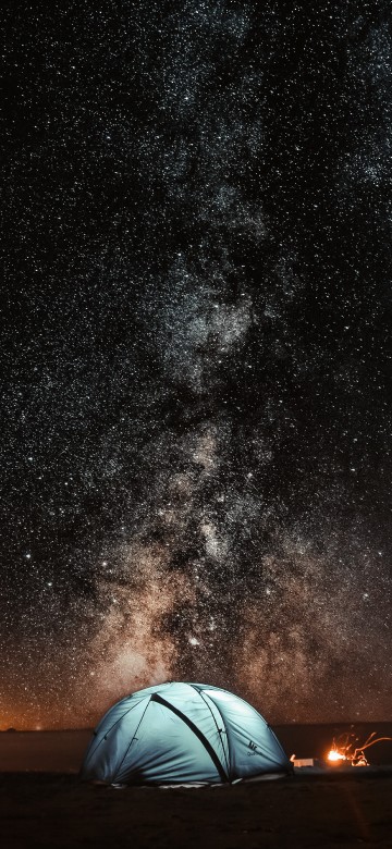 Image white dome tent under starry night