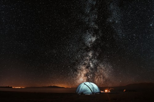 Image white dome tent under starry night