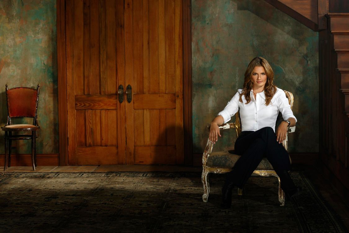 Femme en Chemise Blanche à Manches Longues et Pantalon Noir Assis Sur Une Chaise. Wallpaper in 3000x2000 Resolution