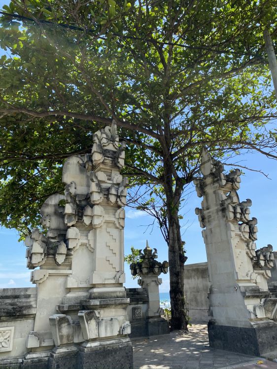 Indonesien, Bali, Baum, Statue, Alte Geschichte. Wallpaper in 1536x2048 Resolution