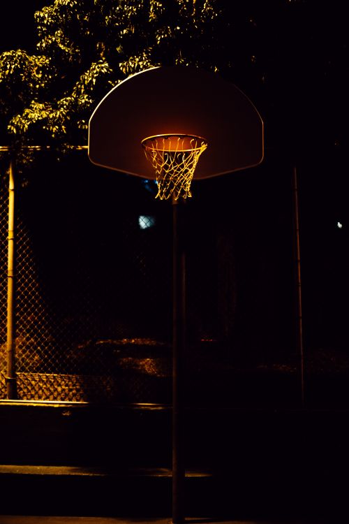 Basketballkorb Mit Nachts Eingeschaltetem Licht. Wallpaper in 4912x7360 Resolution