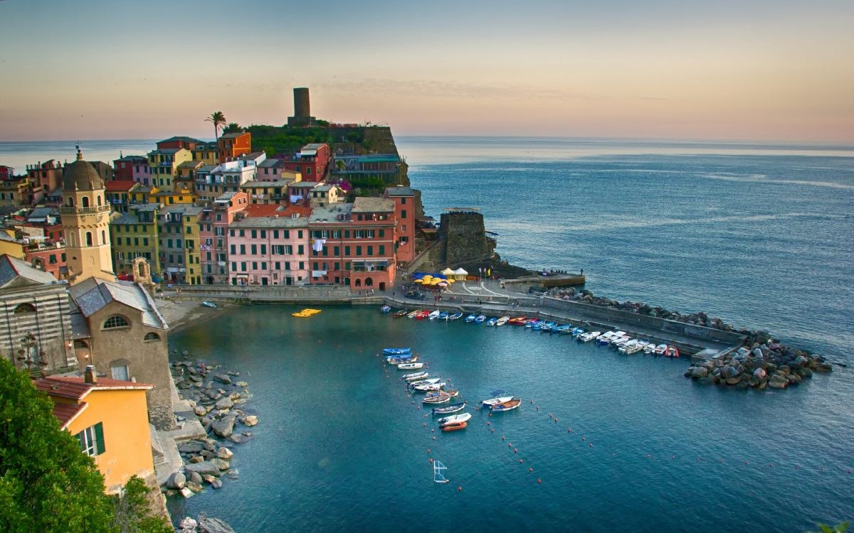 Vue Aérienne Des Bâtiments de la Ville Près du Plan D'eau Pendant la Journée. Wallpaper in 3840x2400 Resolution