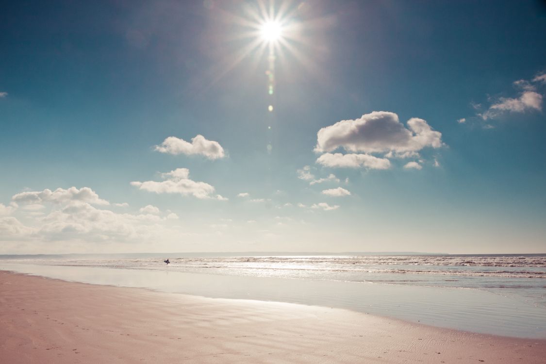 Weiße Wolken Und Blauer Himmel Über Dem Meer. Wallpaper in 4800x3200 Resolution