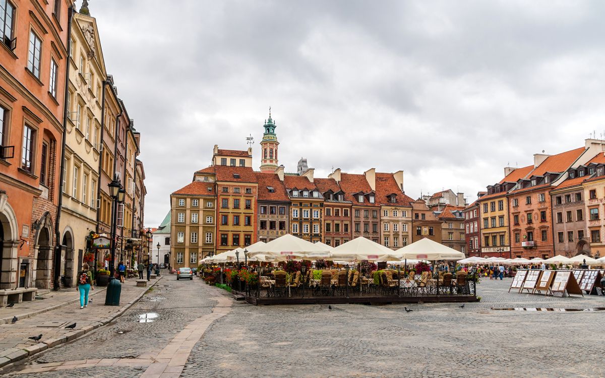Bâtiment en Béton Brun Près D'arbres Verts Sous Des Nuages Blancs Pendant la Journée. Wallpaper in 2880x1800 Resolution