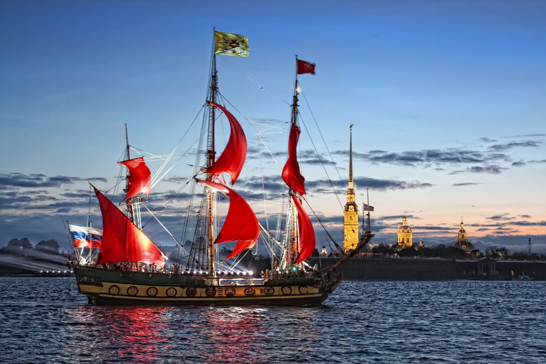 Navire Marron et Rouge en Mer Pendant la Journée. Wallpaper in 4272x2848 Resolution