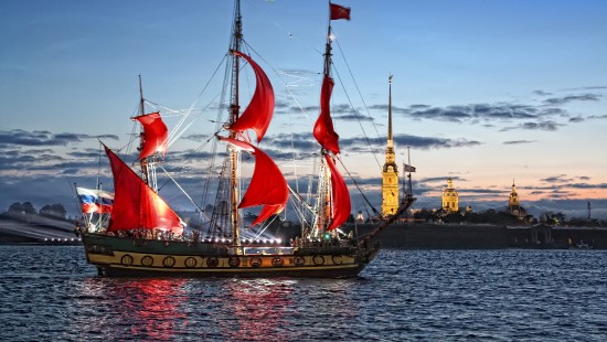 Image brown and red ship on sea during daytime