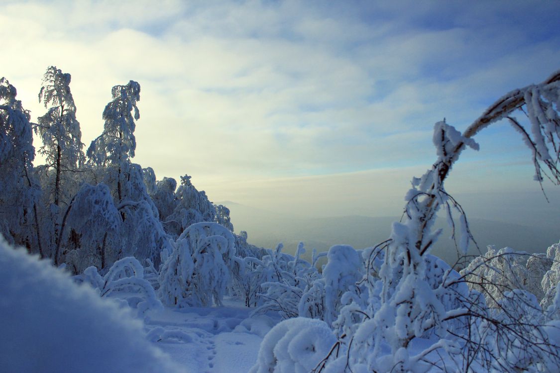 Montaña Cubierta de Nieve Durante el Día. Wallpaper in 5184x3456 Resolution