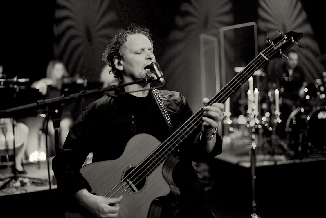 Bass, Akustikgitarre, Gitarre, Pink Floyd, Musiker. Wallpaper in 2000x1335 Resolution