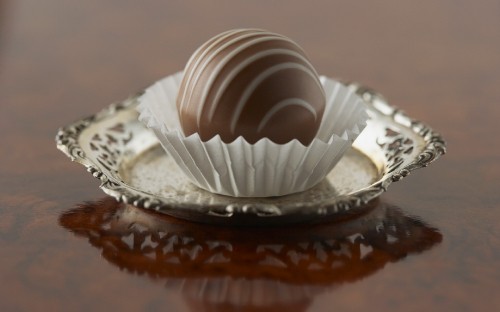 Image white and brown round ornament on clear glass plate