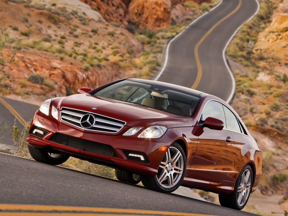 Rotes Mercedes Benz Coupé Tagsüber Unterwegs. Wallpaper in 2048x1536 Resolution