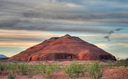 Image brown mountain under cloudy sky during daytime