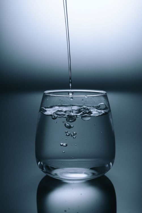 Gota de Agua en Vaso Transparente. Wallpaper in 4422x6619 Resolution