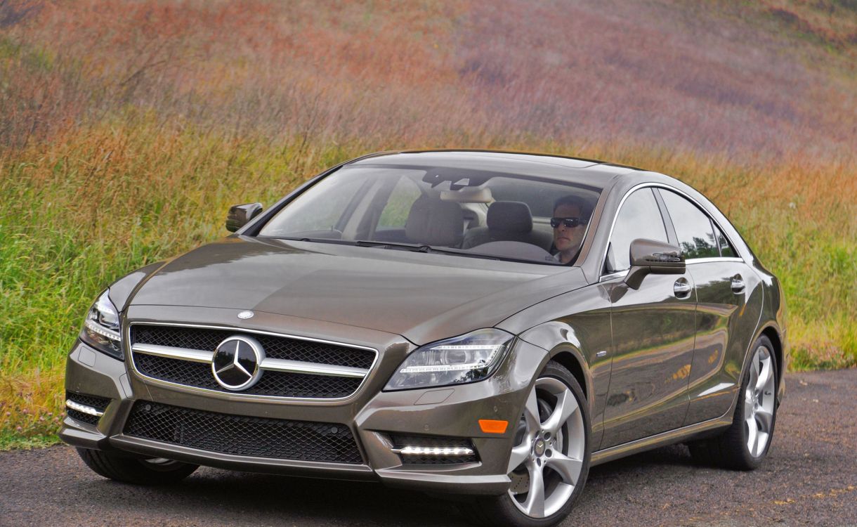 Mercedes Benz Coupé Noir Sur Champ Brun Pendant la Journée. Wallpaper in 2409x1480 Resolution